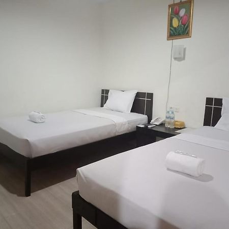 Hotel Meganita Mamuju Extérieur photo