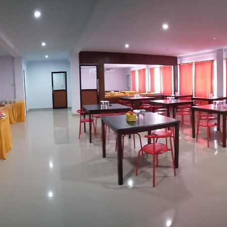 Hotel Meganita Mamuju Extérieur photo