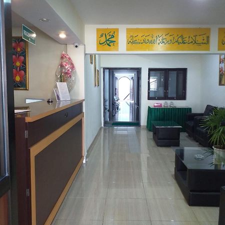Hotel Meganita Mamuju Extérieur photo