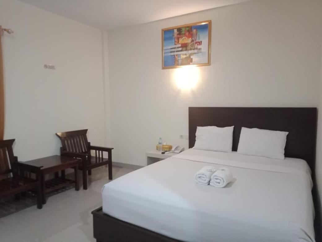 Hotel Meganita Mamuju Extérieur photo