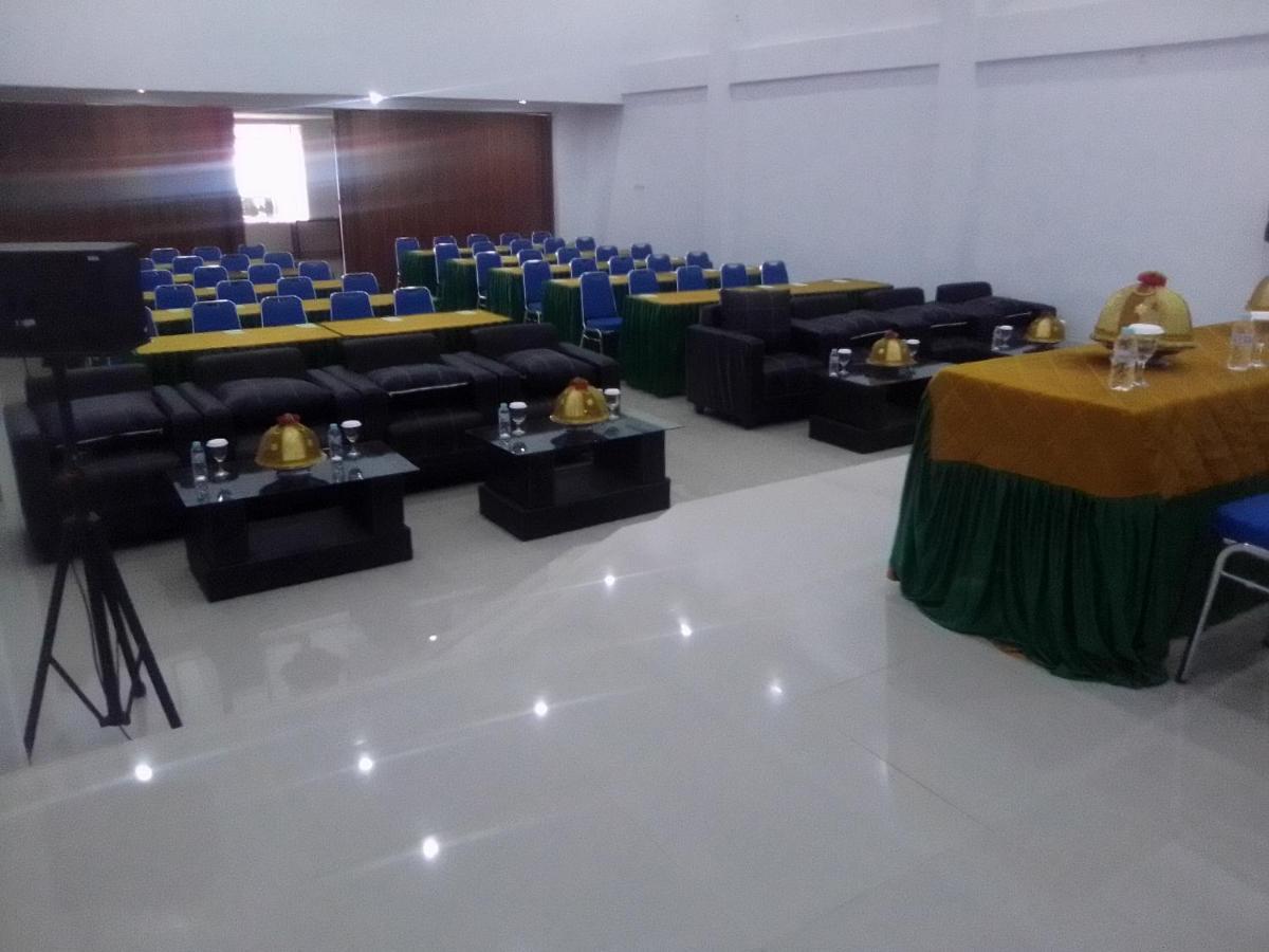 Hotel Meganita Mamuju Extérieur photo