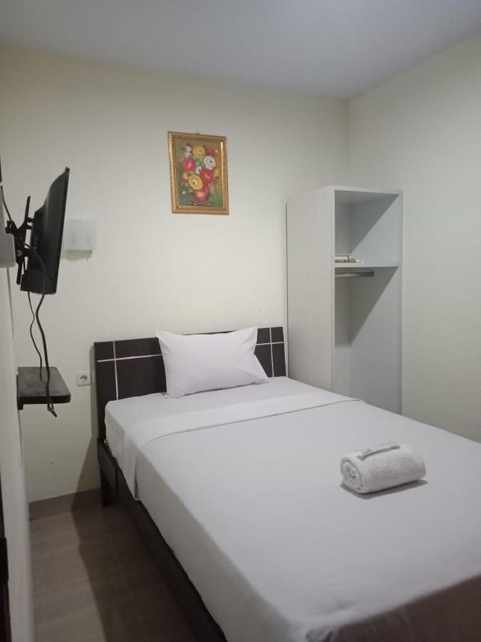 Hotel Meganita Mamuju Extérieur photo